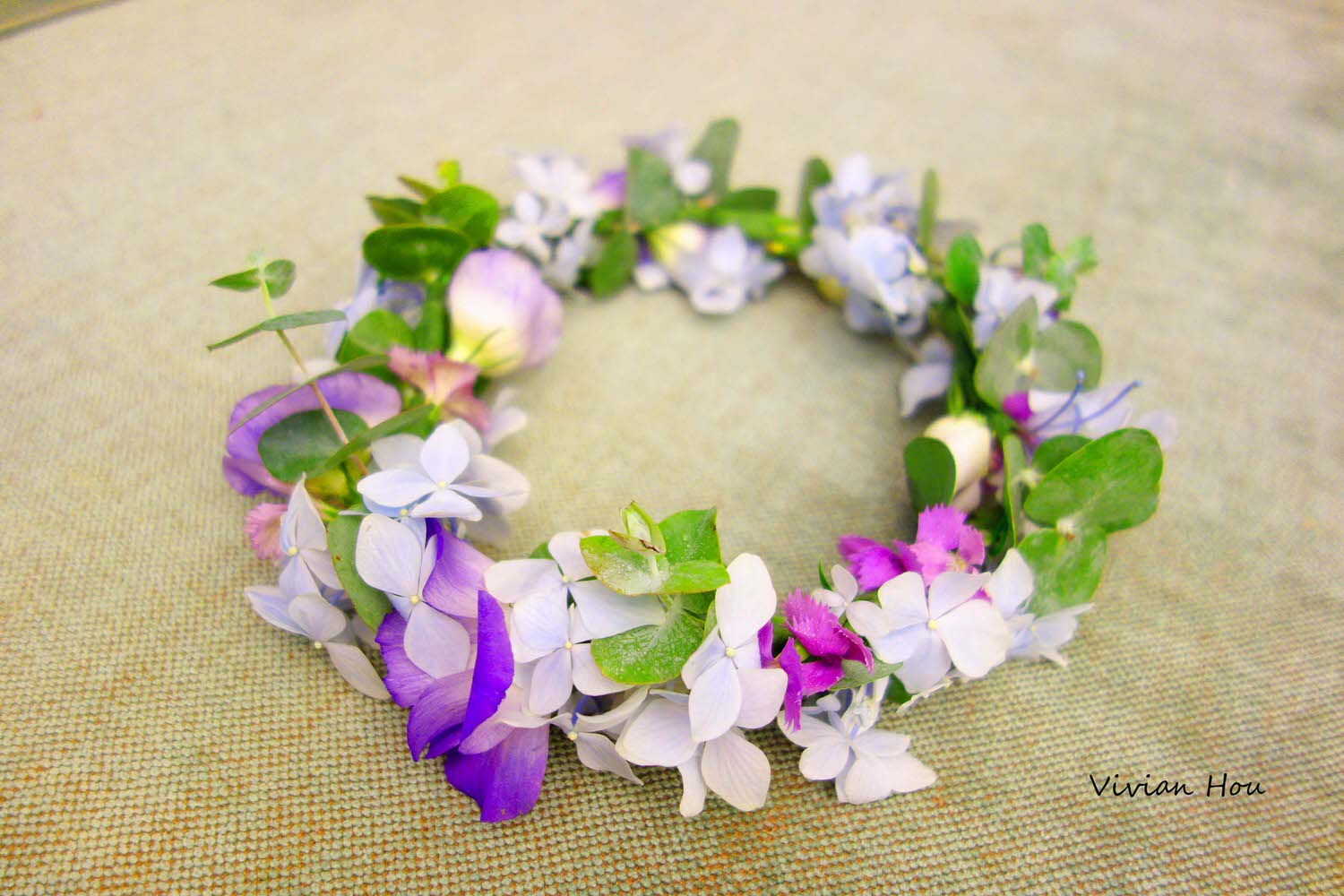 紫色繡球花搭配綠葉的森林系月桂冠花環、手挽花