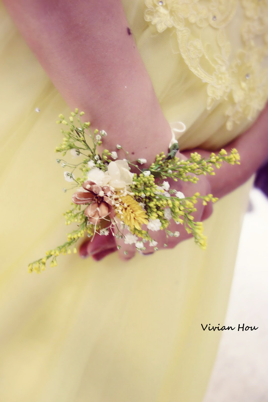婚禮中浪漫的黃色系鮮花、手腕花新娘造型