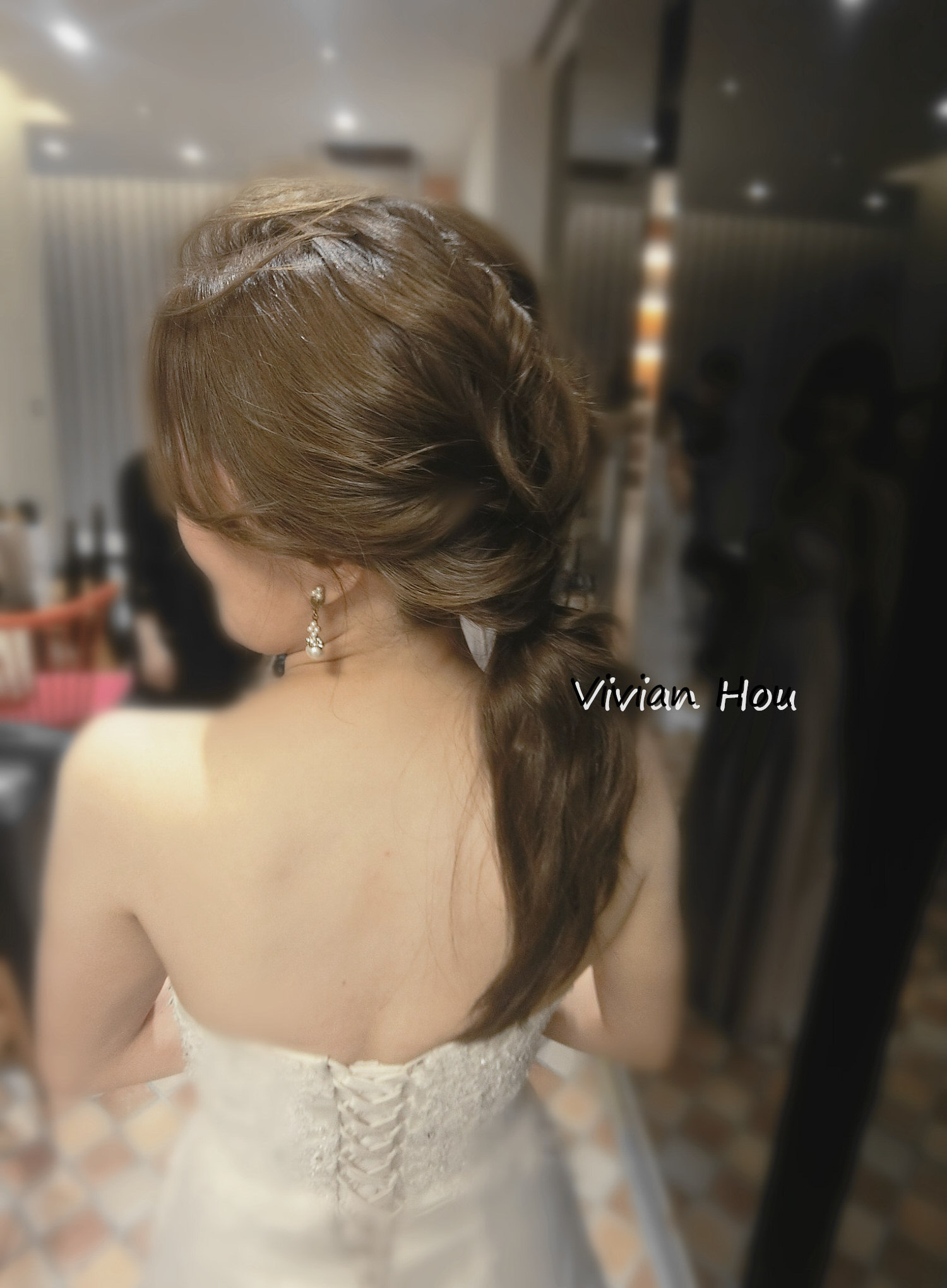 Vivian Hou 簡單線條美，婚宴低馬尾造型