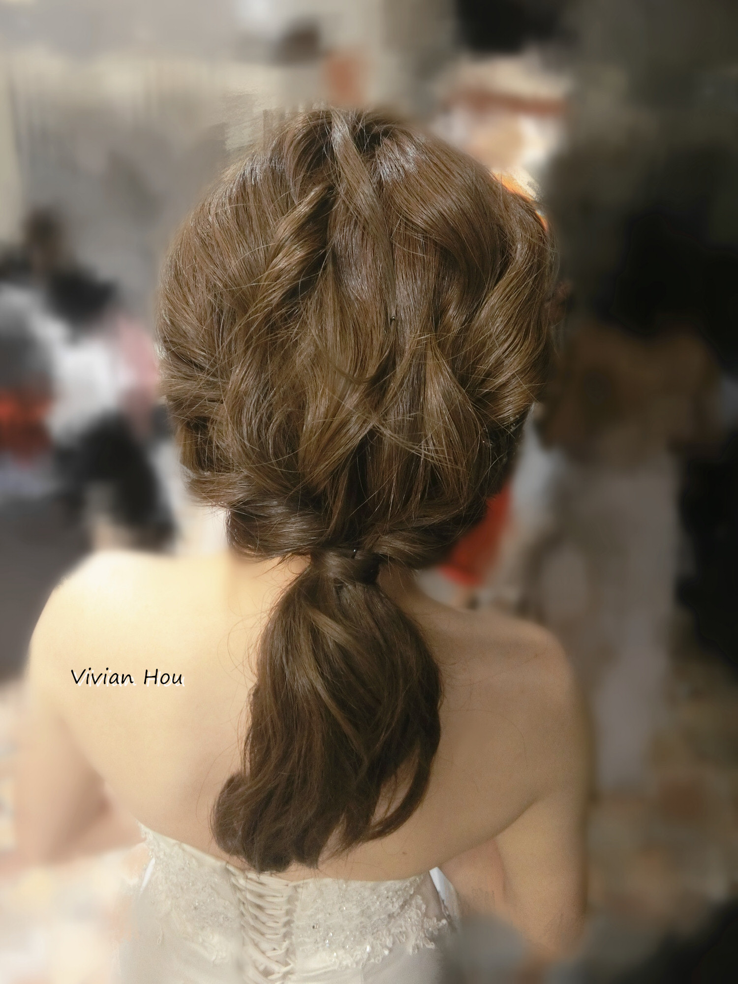 Vivian Hou 簡單線條美，婚宴低馬尾造型